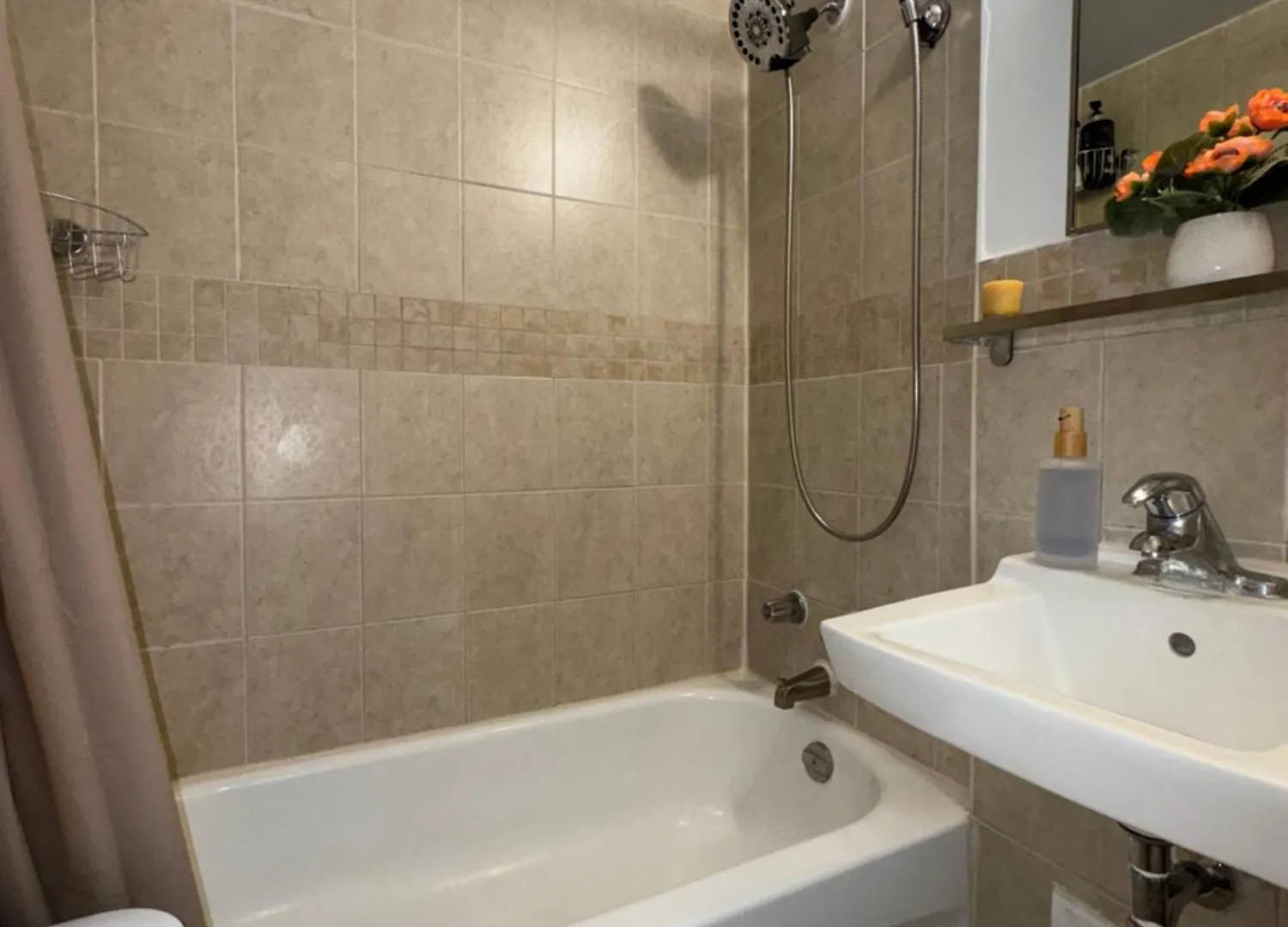 Private Double Room In Downtown Toronto, 15 Mins To Cn Tower, Steps To Subway Alloggio in famiglia