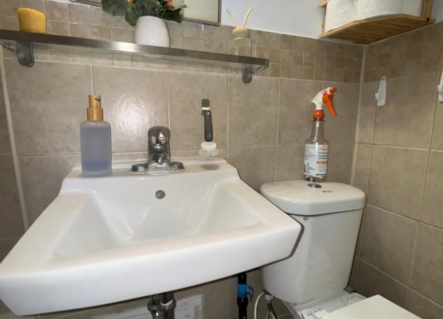 Private Double Room In Downtown Toronto, 15 Mins To Cn Tower, Steps To Subway