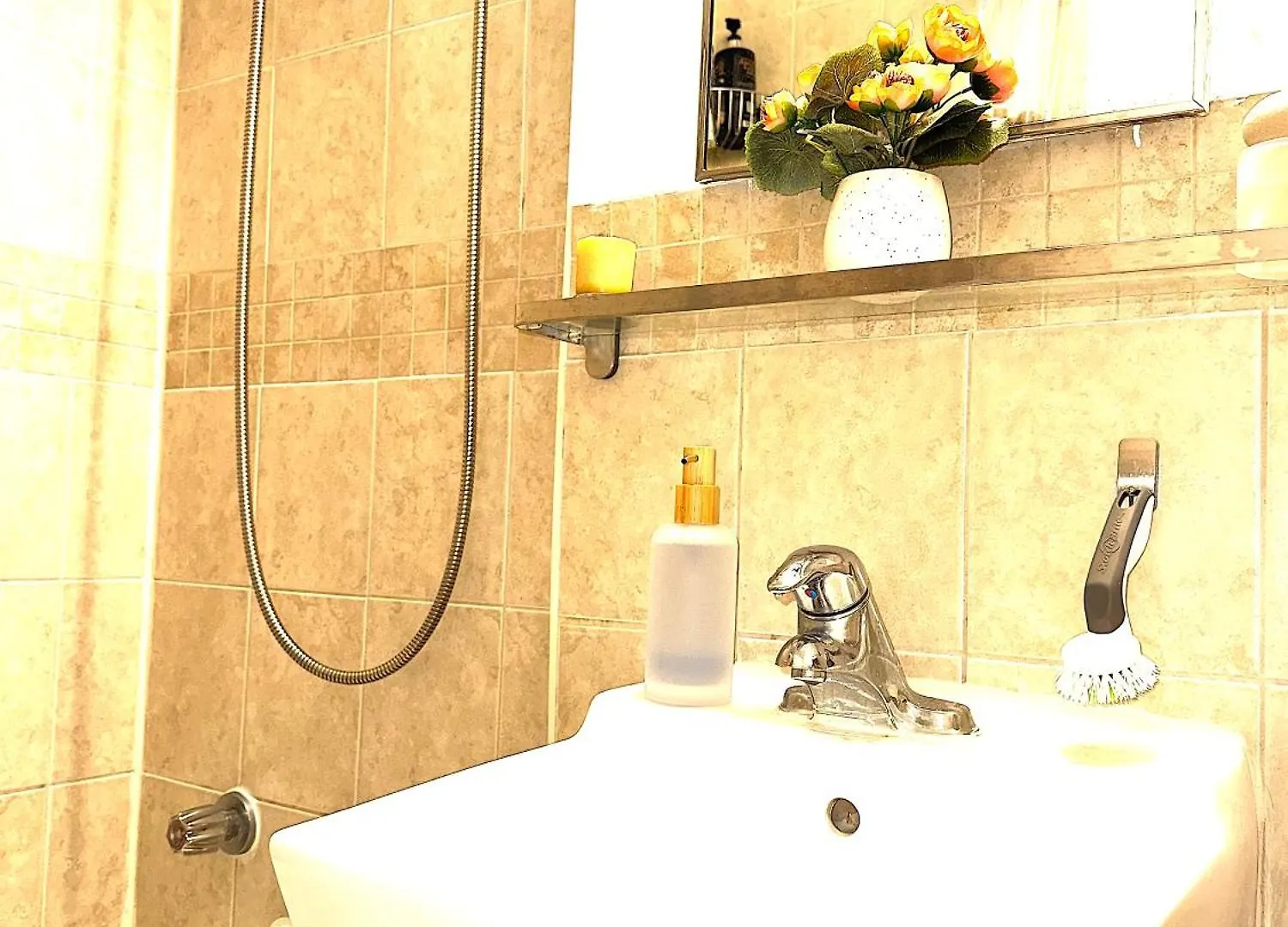 Alloggio in famiglia Private Double Room In Downtown Toronto, 15 Mins To Cn Tower, Steps To Subway Canada