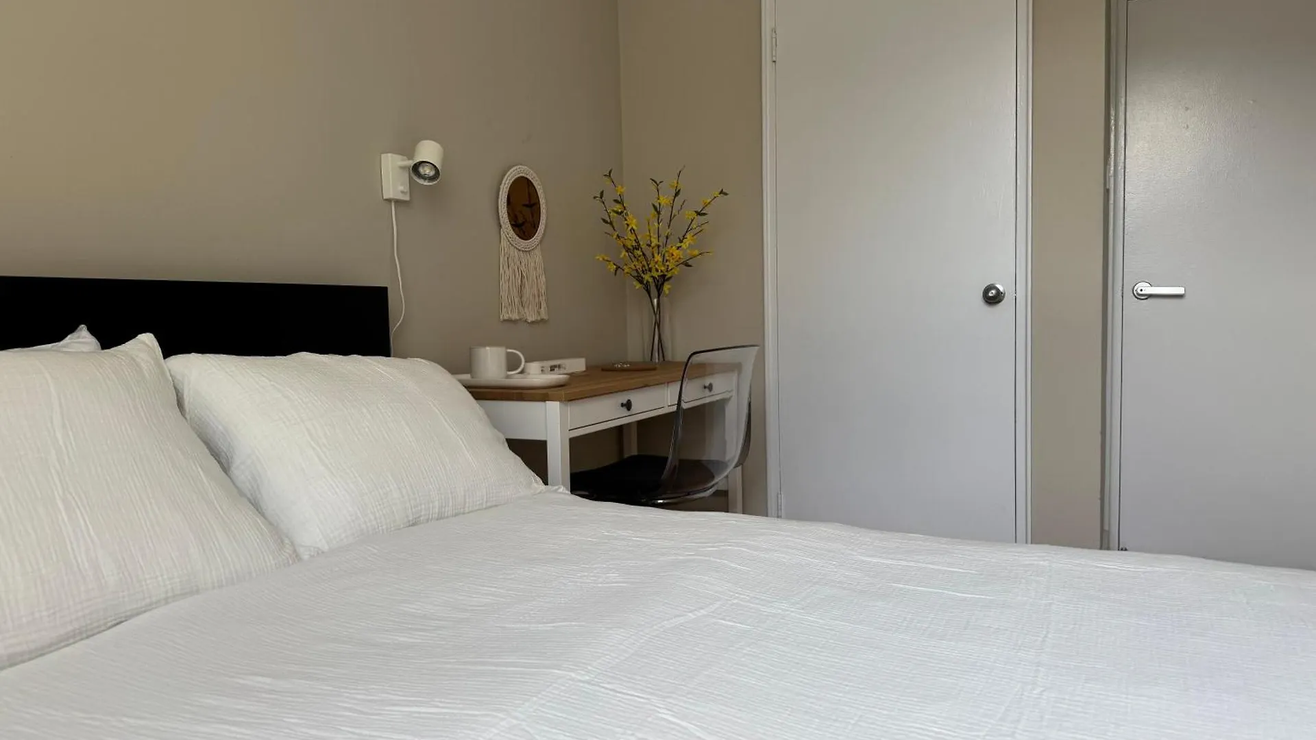 Private Double Room In Downtown Toronto, 15 Mins To Cn Tower, Steps To Subway Toronto