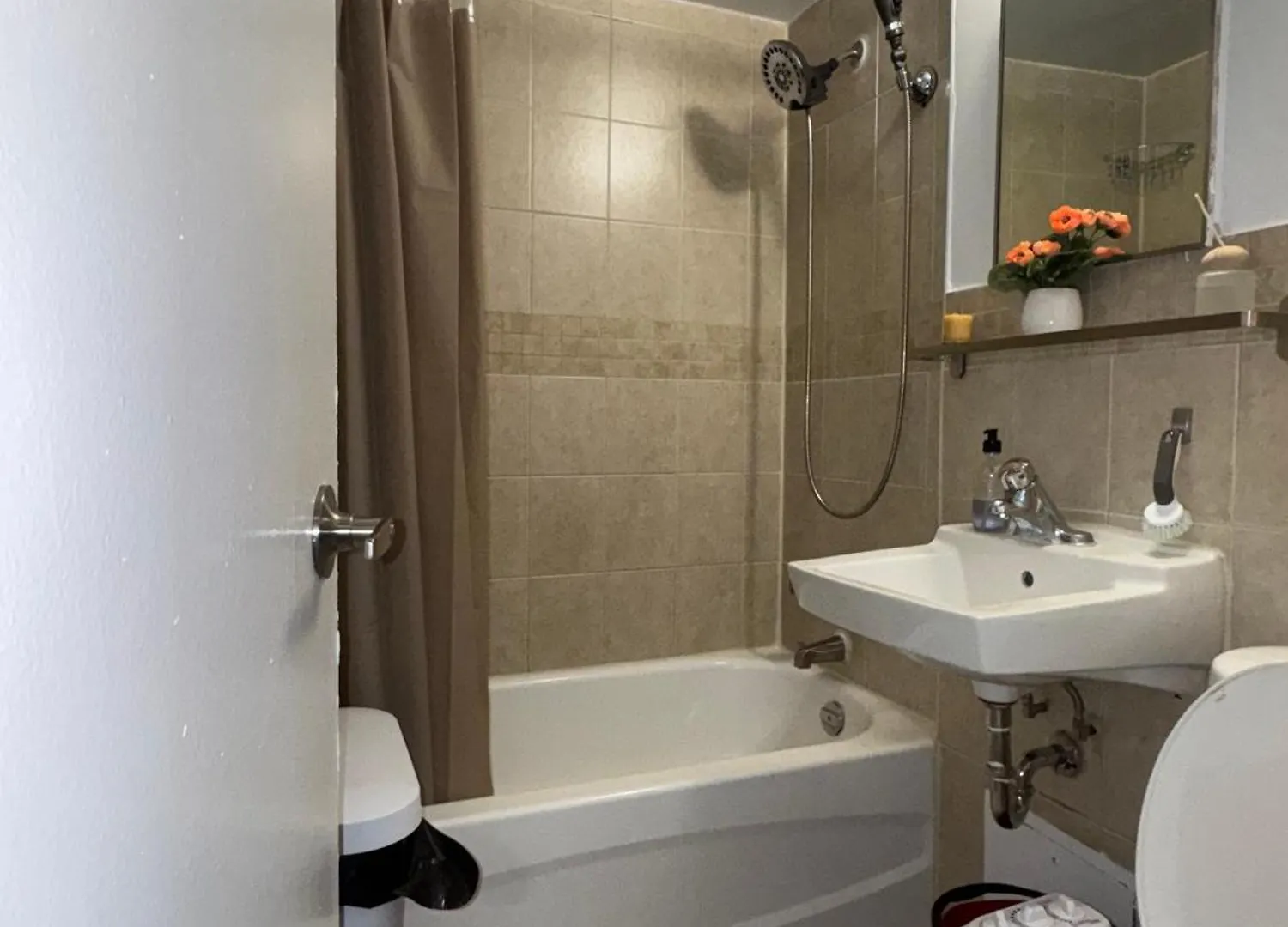 Private Double Room In Downtown Toronto, 15 Mins To Cn Tower, Steps To Subway Homestay