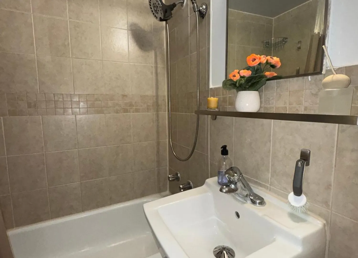 Homestay Private Double Room In Downtown Toronto, 15 Mins To Cn Tower, Steps To Subway Canada