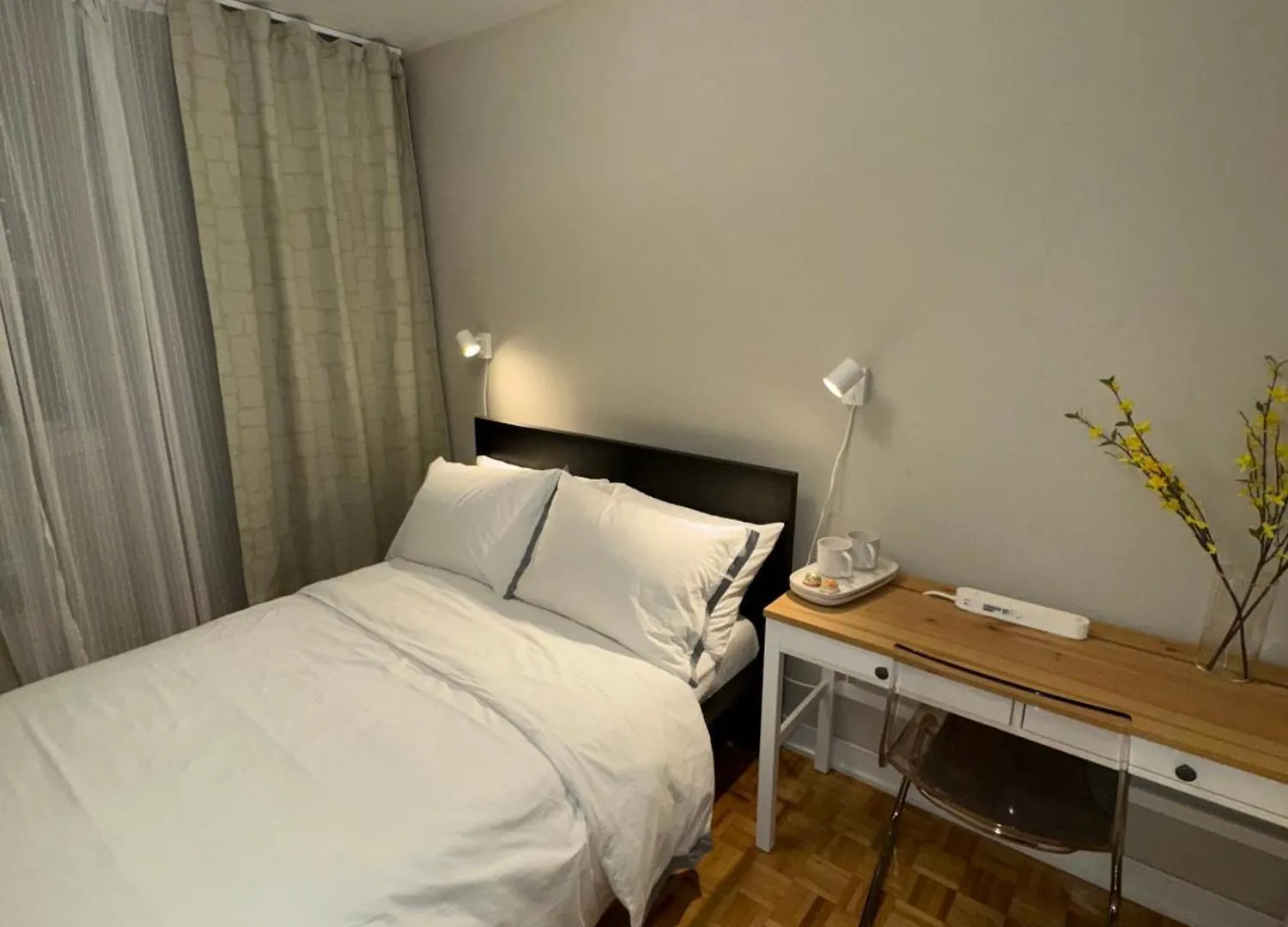 Homestay Private Double Room In Downtown Toronto, 15 Mins To Cn Tower, Steps To Subway