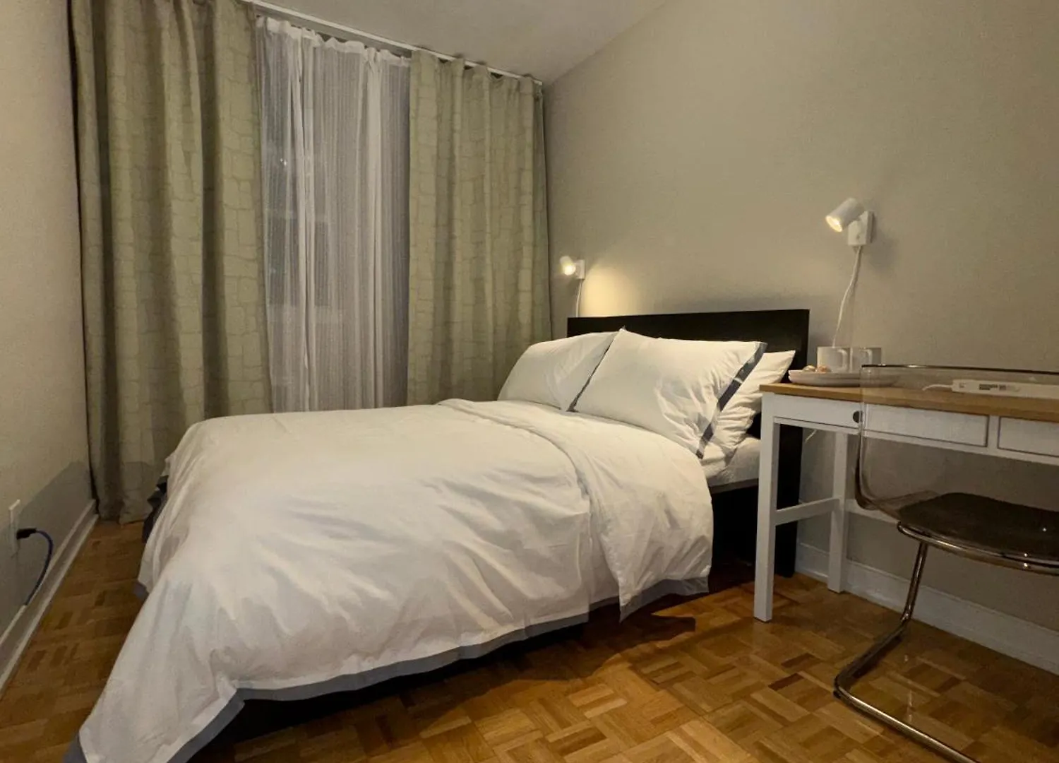 Private Double Room In Downtown Toronto, 15 Mins To Cn Tower, Steps To Subway Homestay