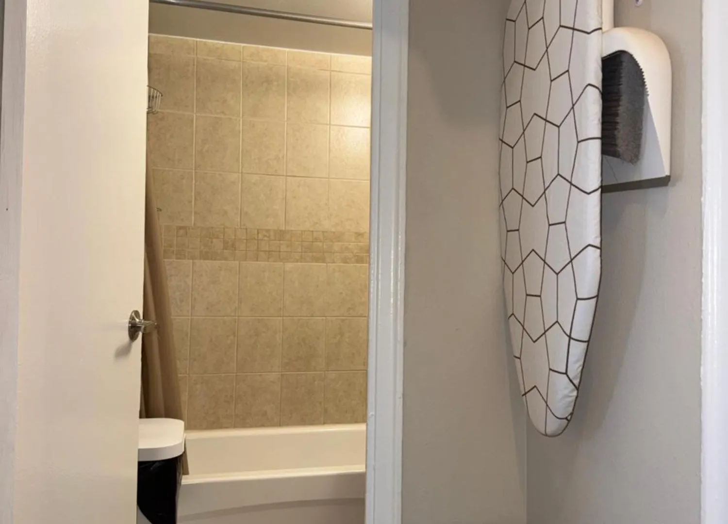 Homestay Private Double Room In Downtown Toronto, 15 Mins To Cn Tower, Steps To Subway