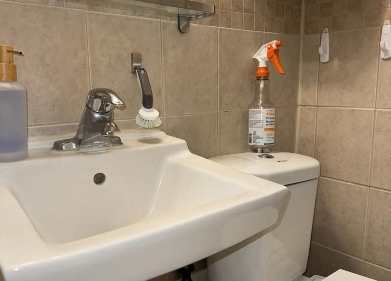 Private Double Room In Downtown Toronto, 15 Mins To Cn Tower, Steps To Subway Homestay Toronto
