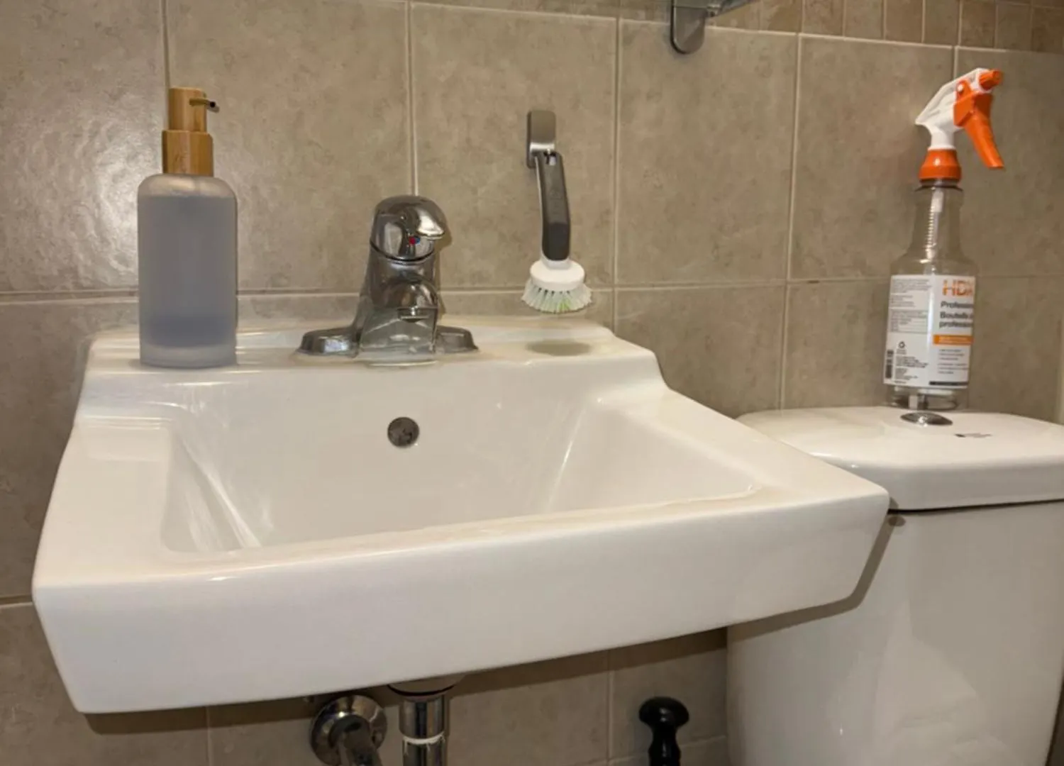 Private Double Room In Downtown Toronto, 15 Mins To Cn Tower, Steps To Subway Canada