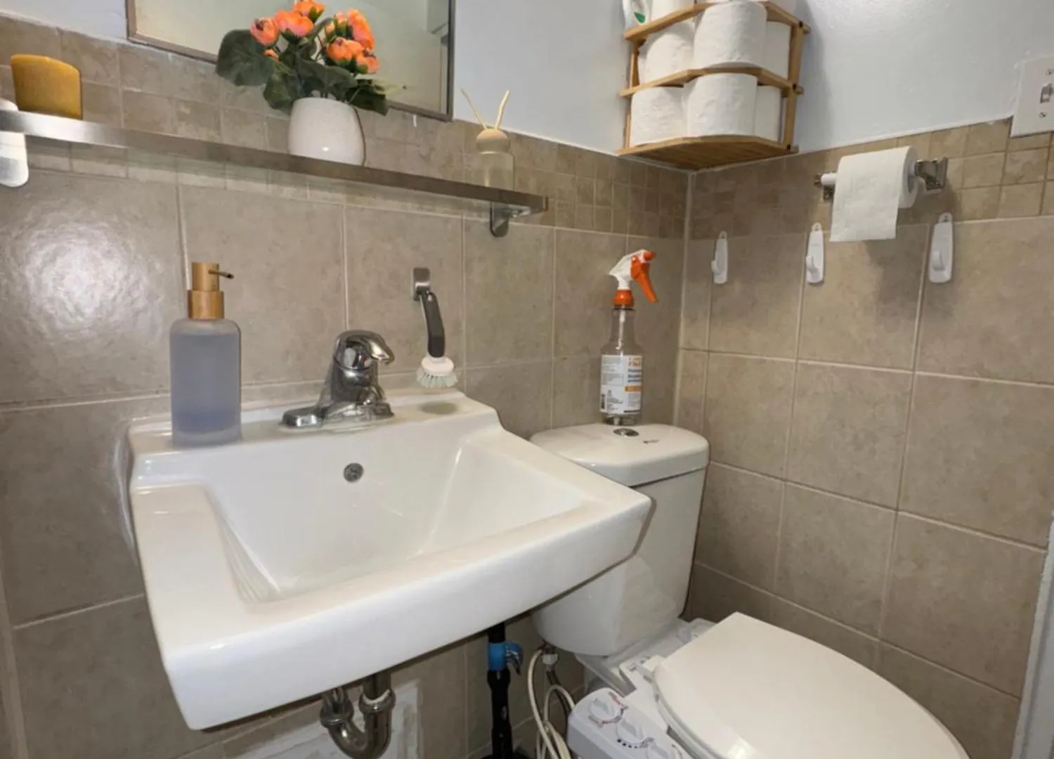 Homestay Private Double Room In Downtown Toronto, 15 Mins To Cn Tower, Steps To Subway