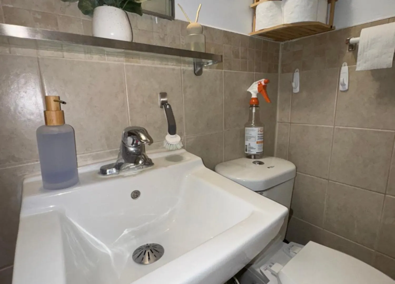 Private Double Room In Downtown Toronto, 15 Mins To Cn Tower, Steps To Subway Canada