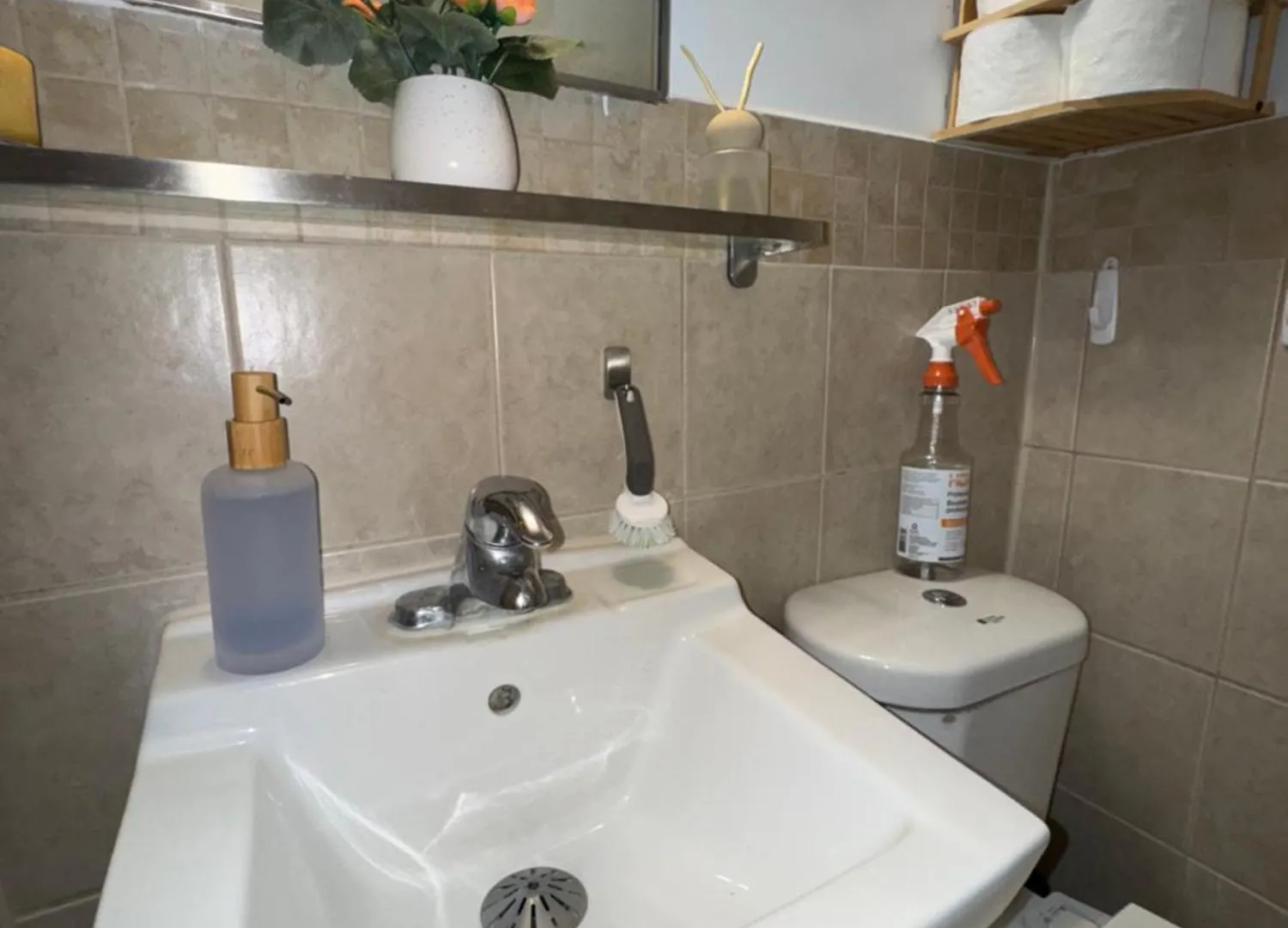 Homestay Private Double Room In Downtown Toronto, 15 Mins To Cn Tower, Steps To Subway