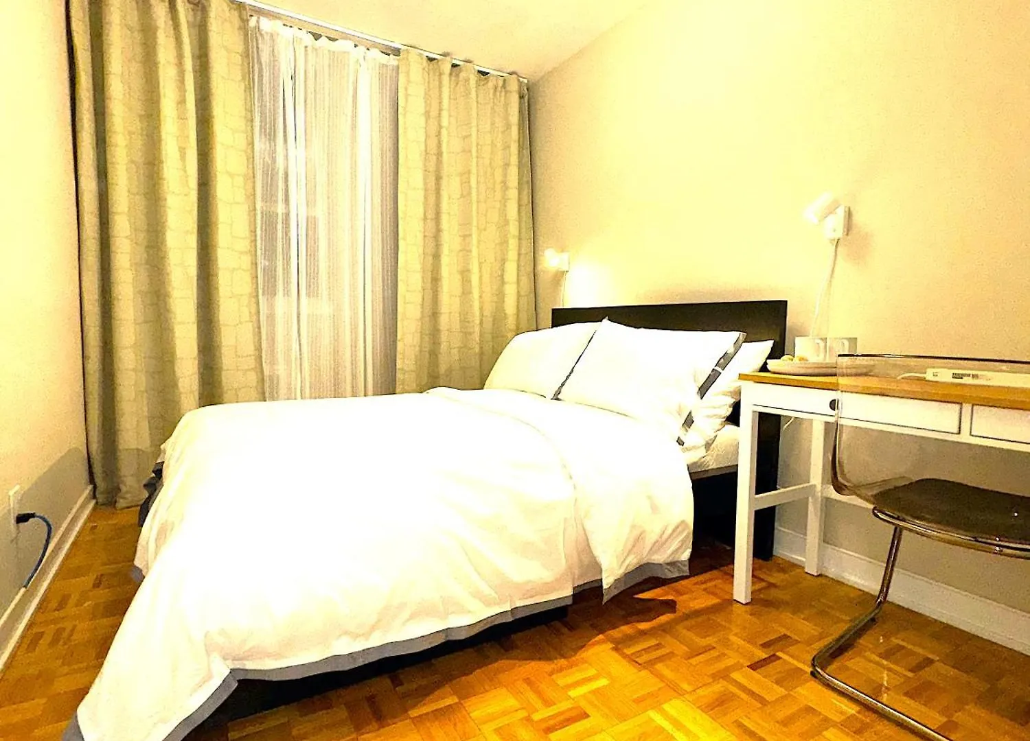Homestay Private Double Room In Downtown Toronto, 15 Mins To Cn Tower, Steps To Subway Canada