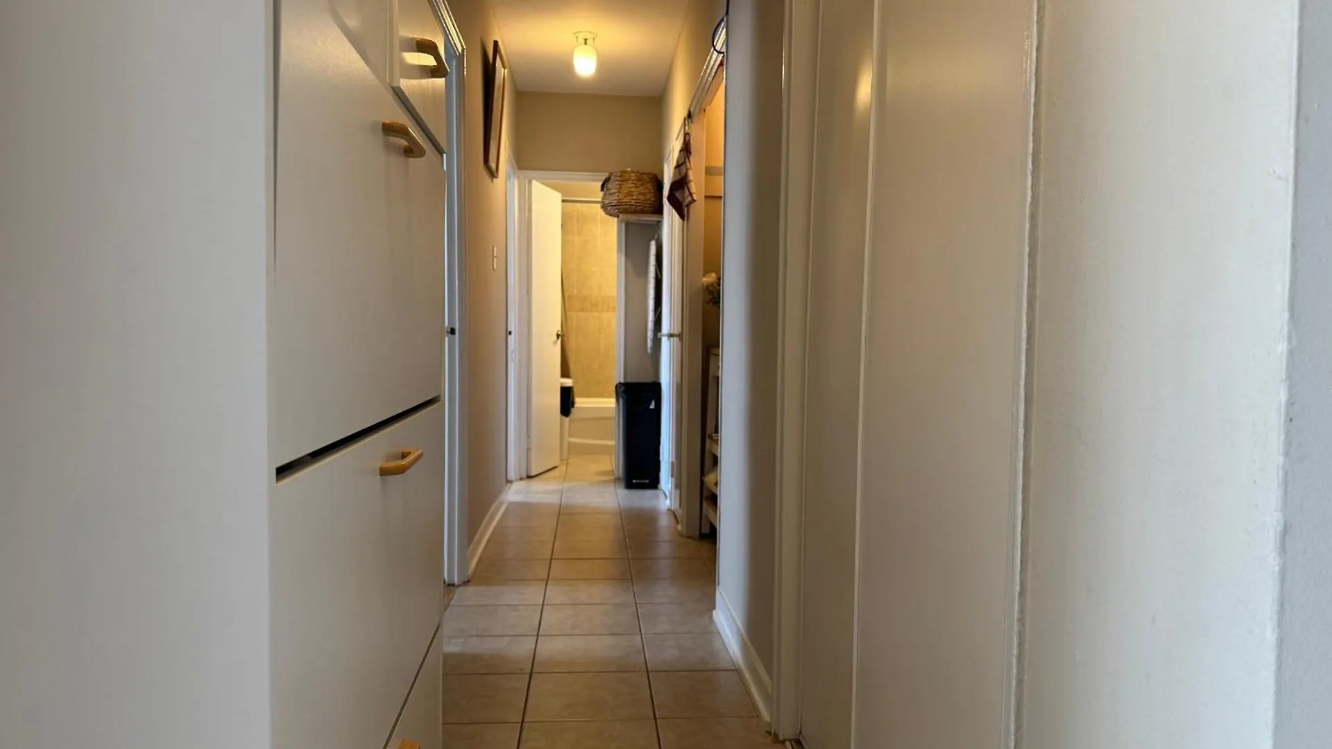 Homestay Private Double Room In Downtown Toronto, 15 Mins To Cn Tower, Steps To Subway