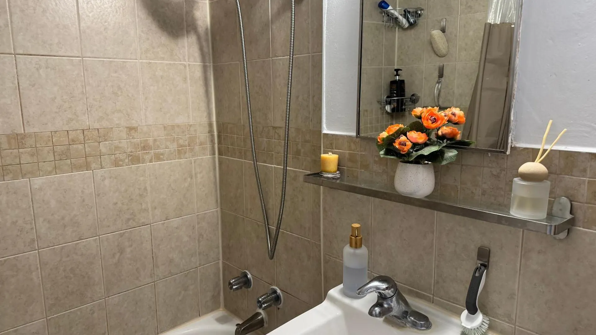 Private Double Room In Downtown Toronto, 15 Mins To Cn Tower, Steps To Subway Toronto